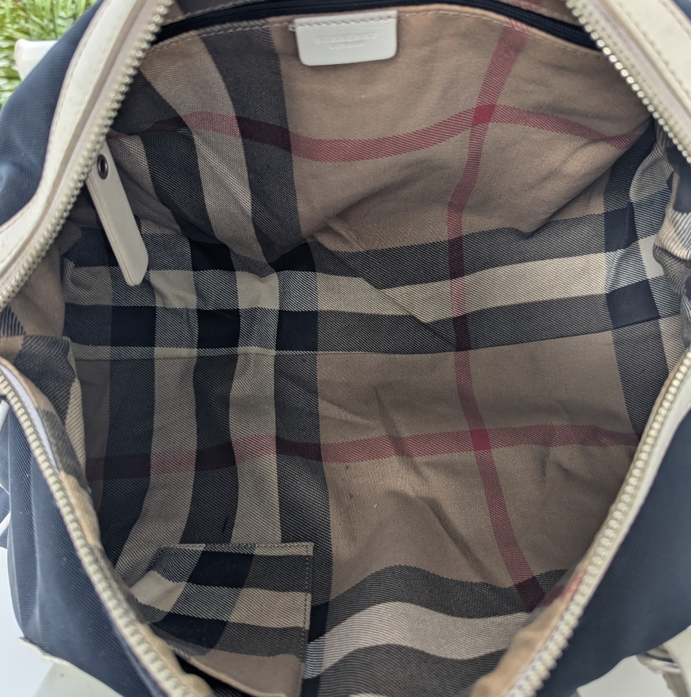 🌹 Burberry Black Bag with Classic Check Interior - Picture 2 of 13